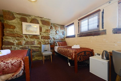 Edinburgh Gallery Bed & Breakfast - Kawana Tourism 9