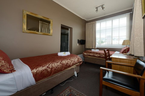 Edinburgh Gallery Bed & Breakfast - Kawana Tourism 7