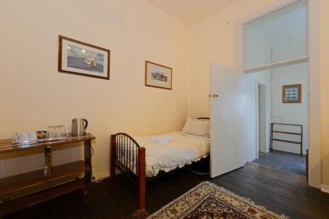 Edinburgh Gallery Bed & Breakfast - Kawana Tourism 40