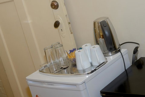 Edinburgh Gallery Bed & Breakfast - Kawana Tourism 17