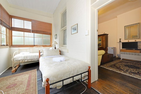 Edinburgh Gallery Bed & Breakfast - Kawana Tourism 39
