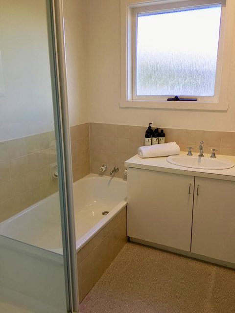 4 At 8 Townhouse Newcastle St - Kawana Tourism 9
