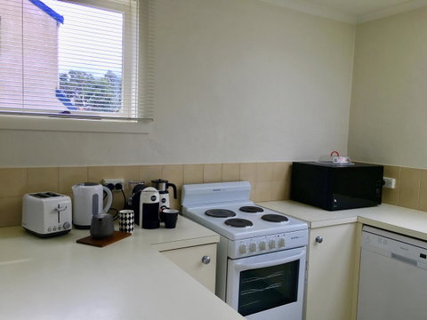4 At 8 Townhouse Newcastle St - Kawana Tourism 4