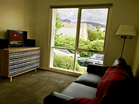 4 At 8 Townhouse Newcastle St - Kawana Tourism 7
