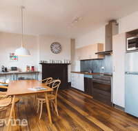 Devine Stays - Westside Apartment on Elizabeth - Kawana Tourism