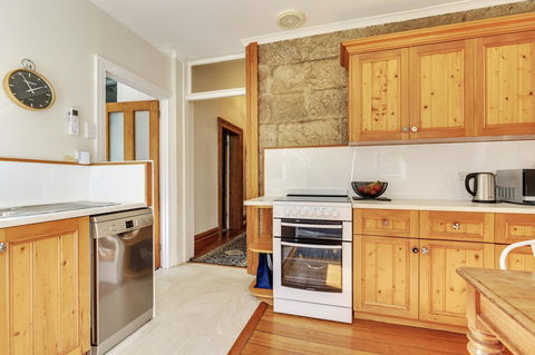 WEST NEST | Classic 3BR Hobart Terrace BEST Location, View, Close To City - Kawana Tourism 5