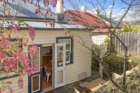 WEST NEST | Classic 3BR Hobart Terrace BEST Location, View, Close To City - Kawana Tourism 19