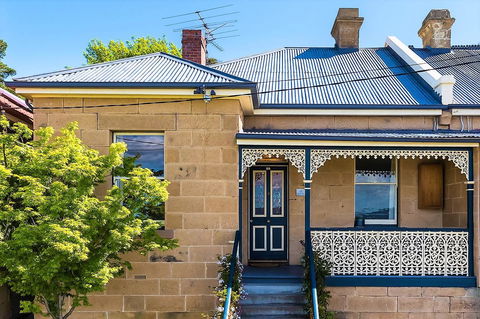 WEST NEST | Classic 3BR Hobart Terrace BEST Location, View, Close To City - Kawana Tourism 0
