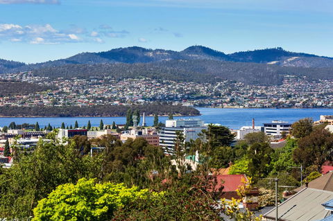 WEST NEST | Classic 3BR Hobart Terrace BEST Location, View, Close To City - Kawana Tourism 1