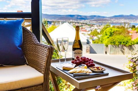 WEST NEST | Classic 3BR Hobart Terrace BEST Location, View, Close To City - Kawana Tourism 27