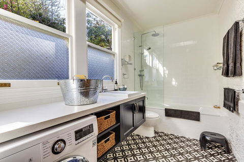 WEST NEST | Classic 3BR Hobart Terrace BEST Location, View, Close To City - Kawana Tourism 2