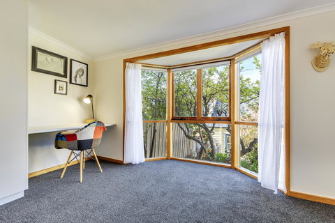 WEST NEST | Classic 3BR Hobart Terrace BEST Location, View, Close To City - Kawana Tourism 14