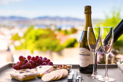 WEST NEST | Classic 3BR Hobart Terrace BEST Location, View, Close To City - Kawana Tourism 28