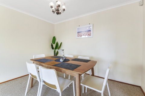 Vintage Cuddle Guest House - Kawana Tourism 21