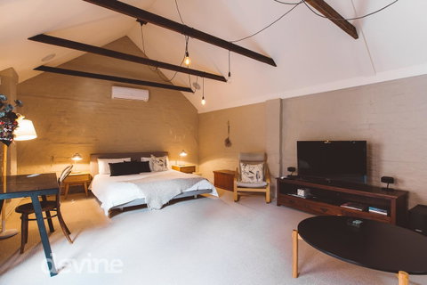 Devine Stays - Hayloft On ELizabeth - Kawana Tourism 1