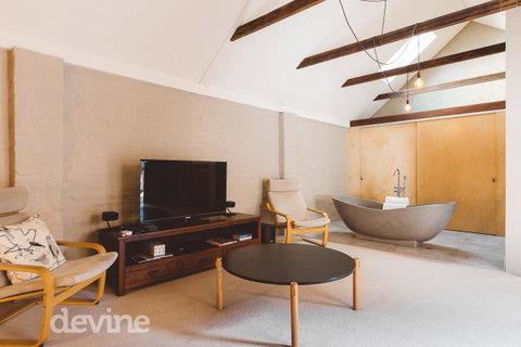 Devine Stays - Hayloft On ELizabeth - Kawana Tourism 0