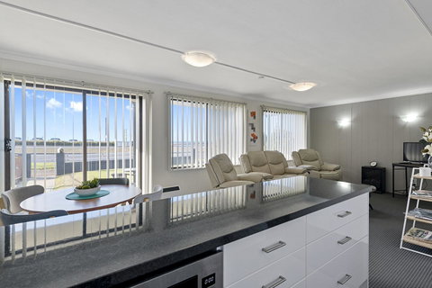 Aruba Apartments - Kawana Tourism 10