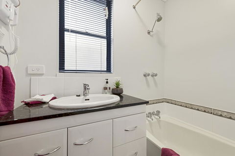 Aruba Apartments - Kawana Tourism 5