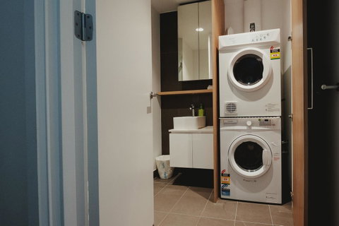 Mono Apartments On La Trobe Street - Kawana Tourism 5