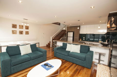 7 Falls Apartments - Kawana Tourism 4