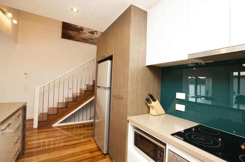 7 Falls Apartments - Kawana Tourism 9