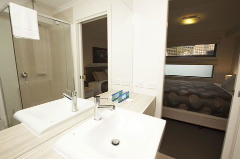 7 Falls Apartments - Kawana Tourism 17