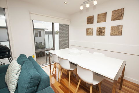 7 Falls Apartments - Kawana Tourism 8