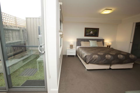 7 Falls Apartments - Kawana Tourism 20