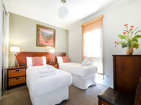 Boutique Stays Sandyside- Sandringham Villa Units - Kawana Tourism 3