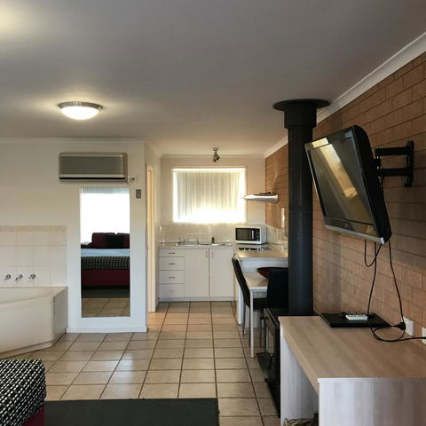 Beachcomber Motel & Apartments - Kawana Tourism 5