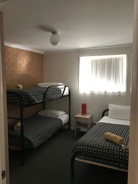 Beachcomber Motel & Apartments - Kawana Tourism 10