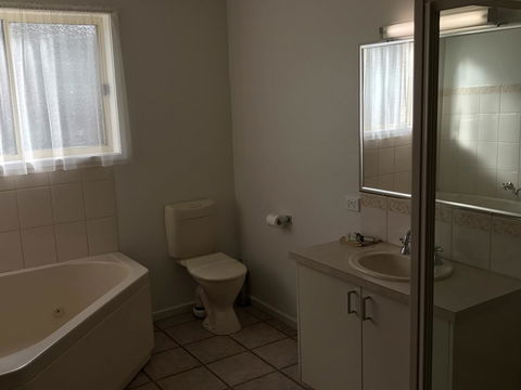 Beachcomber Motel & Apartments - Kawana Tourism 9