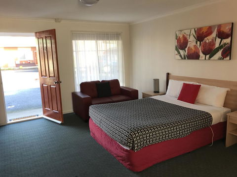 Beachcomber Motel & Apartments - Kawana Tourism 1