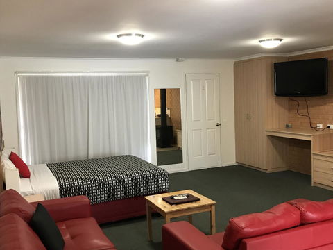 Beachcomber Motel & Apartments - Kawana Tourism 11