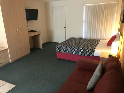 Beachcomber Motel & Apartments - Kawana Tourism 8