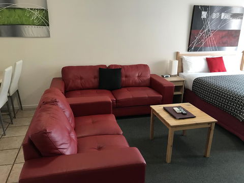 Beachcomber Motel & Apartments - Kawana Tourism 14