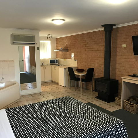 Beachcomber Motel & Apartments - Kawana Tourism 6