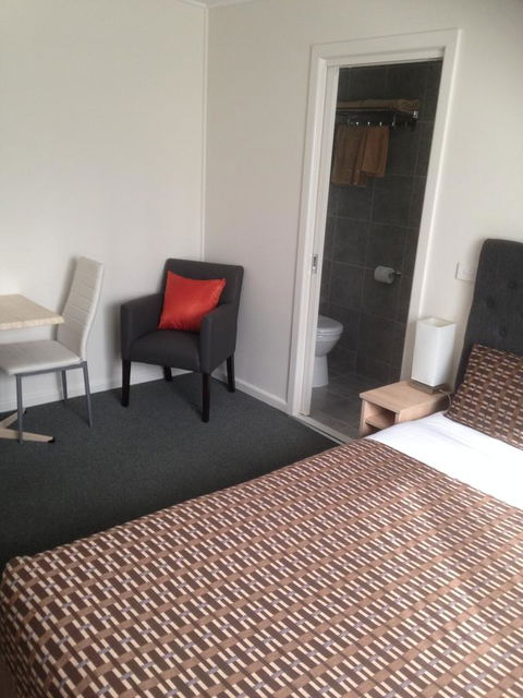 Beachcomber Motel & Apartments - Kawana Tourism 28