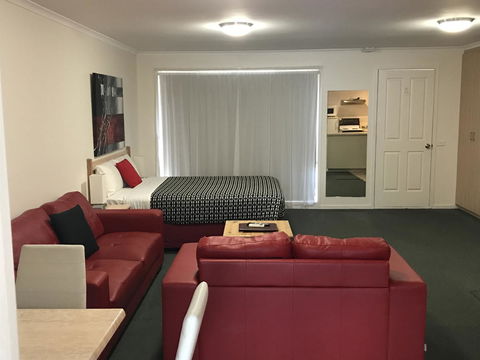 Beachcomber Motel & Apartments - Kawana Tourism 12