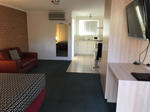 Beachcomber Motel & Apartments - Kawana Tourism 7