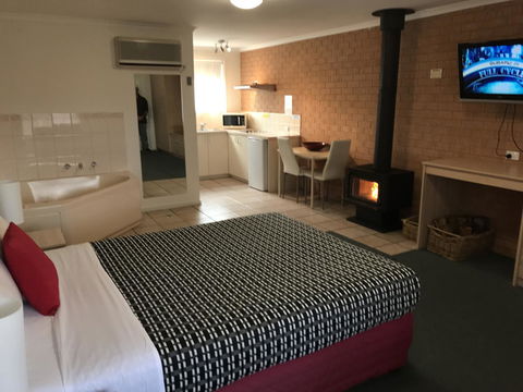 Beachcomber Motel & Apartments - Kawana Tourism 2
