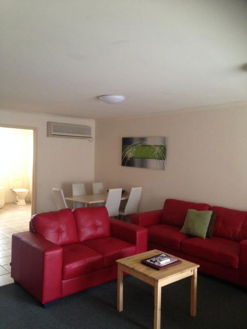 Beachcomber Motel & Apartments - Kawana Tourism 15