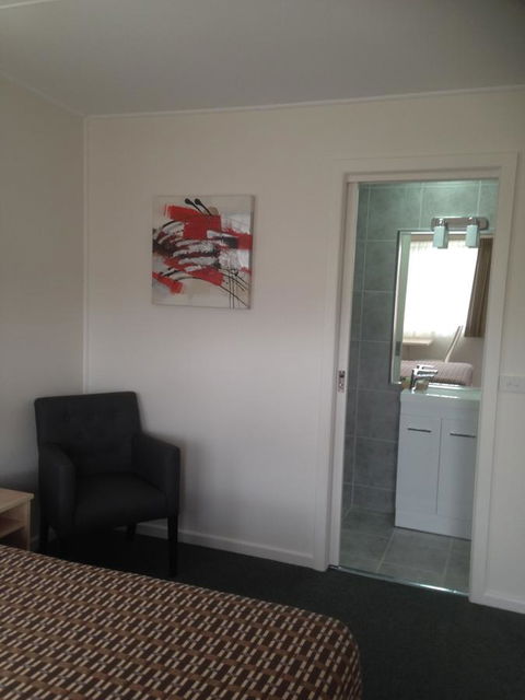Beachcomber Motel & Apartments - Kawana Tourism 25