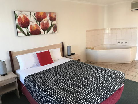 Beachcomber Motel & Apartments - Kawana Tourism 0