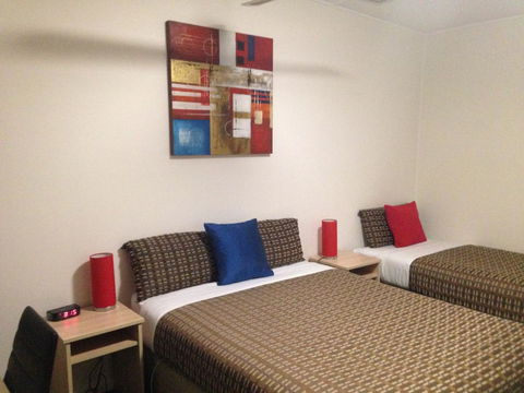 Beachcomber Motel & Apartments - Kawana Tourism 17