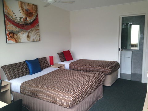 Beachcomber Motel & Apartments - Kawana Tourism 35