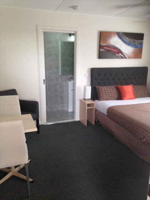 Beachcomber Motel & Apartments - Kawana Tourism 18