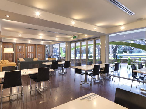 The Parkmore Hotel - Kawana Tourism 20