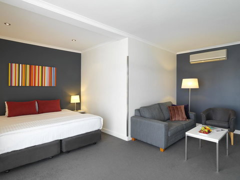 The Parkmore Hotel - Kawana Tourism 24