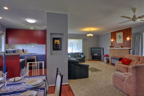 Jacaranda House - Kawana Tourism 2